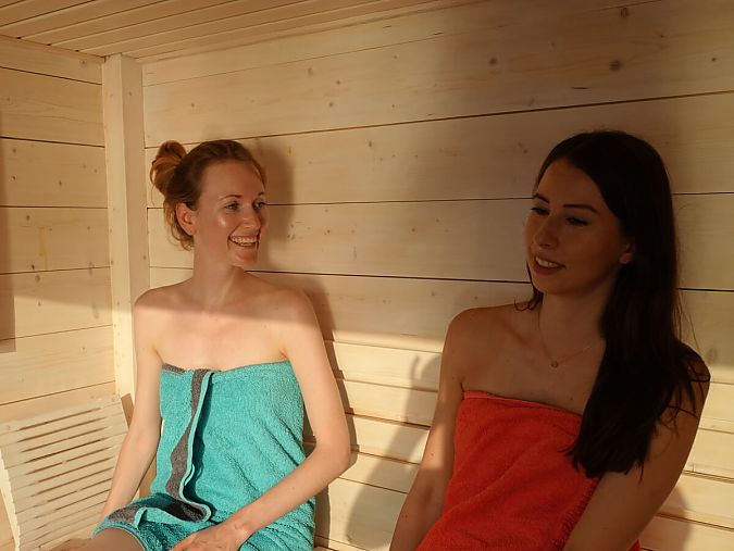 Gespräch zwischen Freundinnen in der Sauna