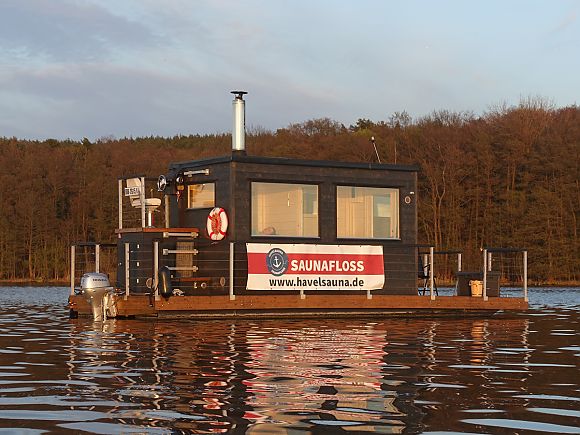 Abendstimmung auf dem Saunafloß in Potsdam